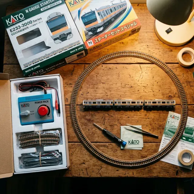 N軌入門套組開箱：控制器、橢圓軌道、日本通勤列車模型在木桌上
